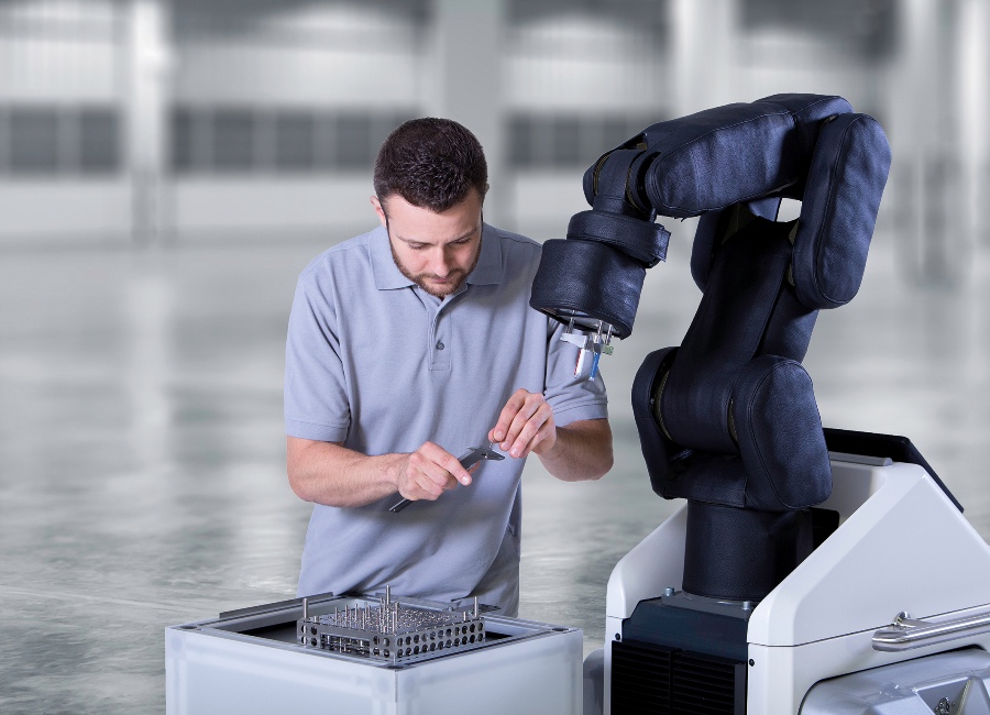 Mobilny asystent produkcji APAS, dostosowany do współpracy z człowiekiem jest pierwszym tego typu urządzeniem, które otrzymało certyfikat niemieckiej organizacji bezpieczeństwa pracy