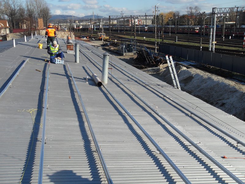  Fotowoltaika to bezpośrednia zamiana światła na prąd elektryczny przy użyciu ogniw fotowoltaicznych - inaczej baterii słonecznych. Baterie można instalować na dachach budynków, ale także na wiatach peronowych lub innych płaskich powierzchniach.