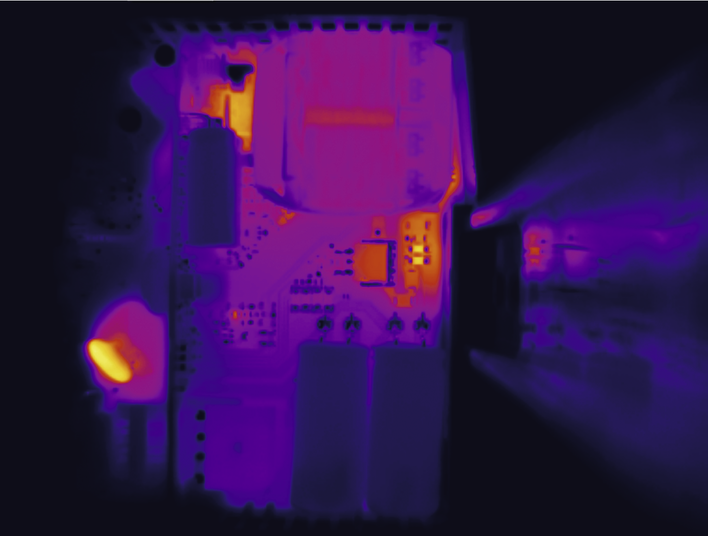 Zdjęcie termowizyjne pokazuje, jak wydajnie usuwane jest ciepło z hotspotów w Trio Power bez wewnętrznego radiatora.