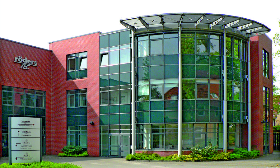 W siedzibie przedsiębiorstwa w Soltau projektuje się i wytwarza innowacyjne maszyny (źródło zdjęcia: Röders TEC GmbH) Zdjęcie 1: W siedzibie przedsiębiorstwa w Soltau projektuje się i wytwarza innowacyjne maszyny (źródło zdjęcia: Röders TEC GmbH)