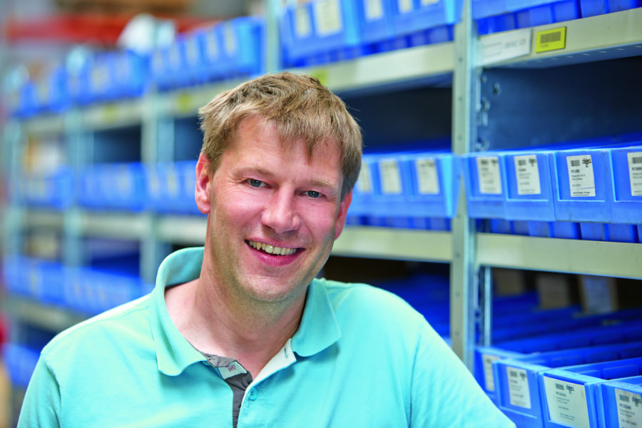 Fot. 3. Olafa Hartmanna, człowieka odpowiedzialnego w firmie Röders TEC za projekty elektryczne, przekonało łatwe i komfortowe przyłączanie przewodów do modułów Rifline Fot. 3. Olafa Hartmanna, człowieka odpowiedzialnego w firmie Röders TEC za projekty elektryczne, przekonało łatwe i komfortowe przyłączanie przewodów do modułów Rifline