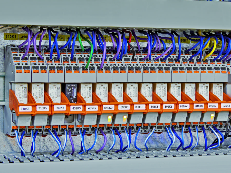 Fot. 4. Niewielka siła, z jaką wtyka się przewody w technologii push-in, stanowi wysoki komfort obsługi. Fot. 4. Niewielka siła, z jaką wtyka się przewody w technologii push-in, stanowi wysoki komfort obsługi.