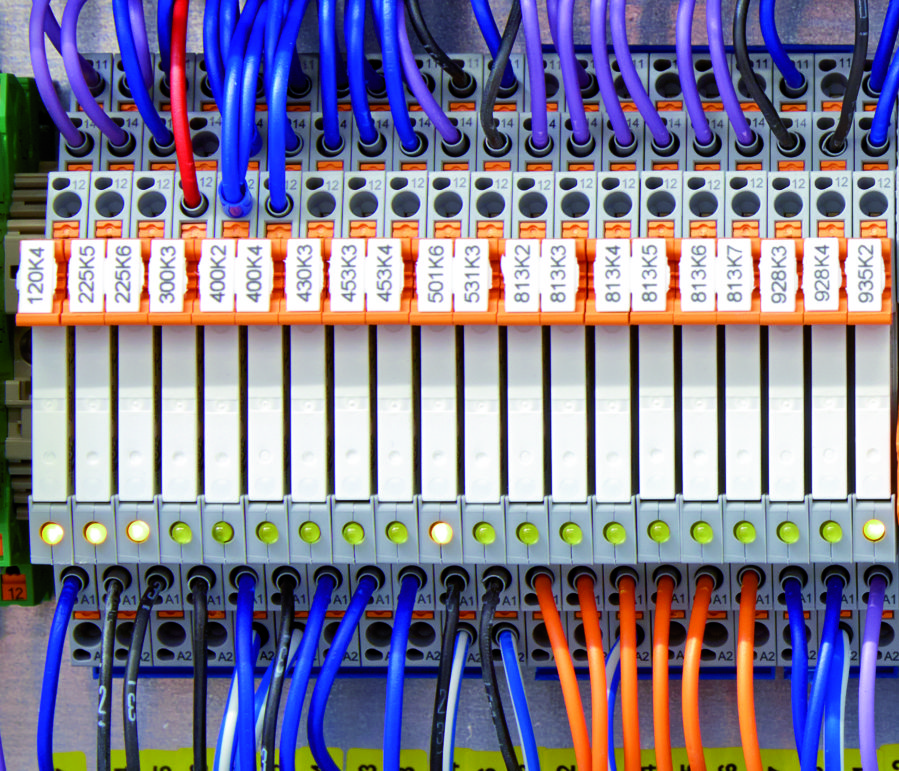 Fot. 5. Wąski przekaźnik sprzęgający RIF-0 zajmuje niewiele miejsca w szafce rozdzielczej. Fot. 5. Wąski przekaźnik sprzęgający RIF-0 zajmuje niewiele miejsca w szafce rozdzielczej.