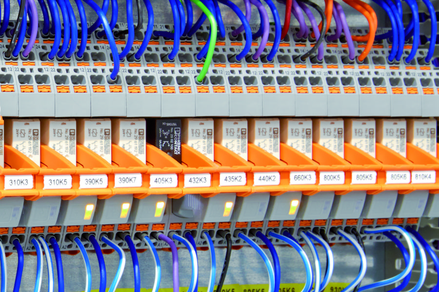 Fot. 6. Cztery zestyki przełączne modułu przekaźnikowego RIF-2 umożliwiają powielenie ilości zestyków. Fot. 6. Cztery zestyki przełączne modułu przekaźnikowego RIF-2 umożliwiają powielenie ilości zestyków.