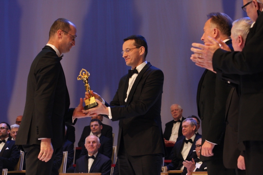 Wręczenie nagrody: Mateusz Morawiecki i Michał Wojtulewicz ASTOR_Wręczenie nagrody_Mateusz_Morawiecki_Michał_Wojtulewicz