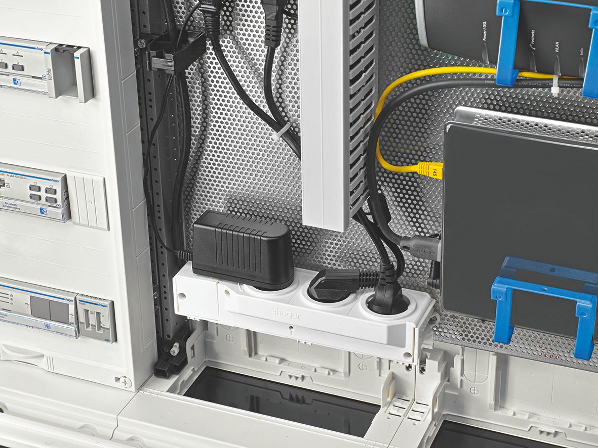 Rozdzielnice volta multimedialne 3-, 4- i 5-rzędowe, są teraz standardowo wyposażone w 12 miejscowy patch-panel pod moduły teleinformatyczne, perforowane płyty montażowe i potrójne, obrotowe gniazda zasilające 230 V. Rozdzielnice volta multimedialne 3-, 4- i 5-rzędowe, są teraz standardowo wyposażone w 12 miejscowy patch-panel pod moduły teleinformatyczne, perforowane płyty montażowe i potrójne, obrotowe gniazda zasilające 230 V.