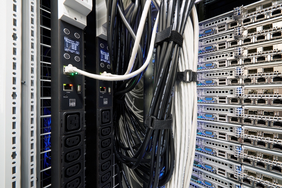 Poprawna dystrybucja energii w szafie serwerowej