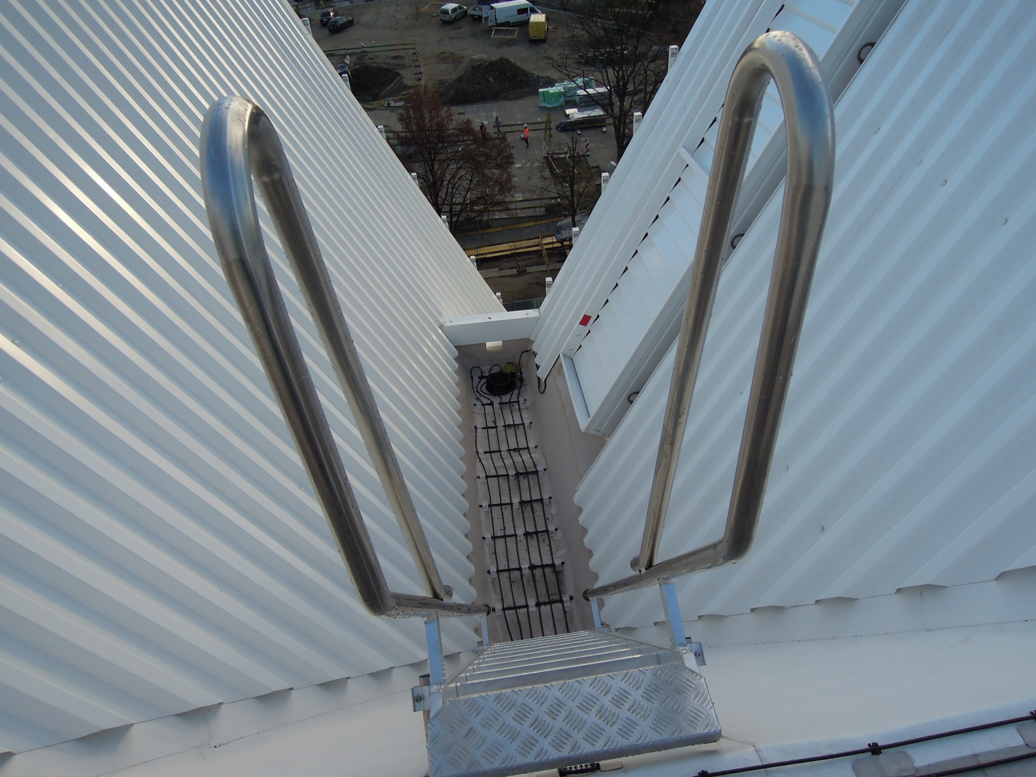 Systemy ‪‎DEVI skutecznie zabezpieczają dach i podjazd przed śniegiem i lodem oraz gwarantują bezpieczeństwo gości