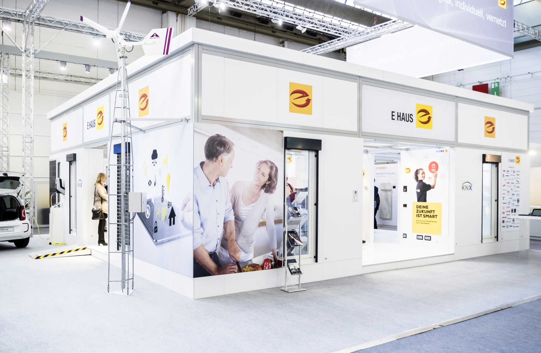 Spotkanie reprezentantów firmy Hager z przedstawicielami niemieckiego rządu odbyło się na specjalnym stoisku poświęconym inteligentnym budynkom, fot. Hager Spotkanie reprezentantów firmy Hager z przedstawicielami niemieckiego rządu odbyło się na specjalnym stoisku poświęconym inteligentnym budynkom, fot. Hager