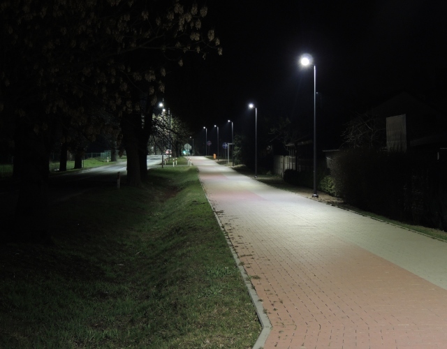 Nowoczesny system oświetlenia ścieżki pieszo-rowerowej w Mieścisku steruje lampami tak, że światło podąża za przechodniem lub rowerzystą Nowoczesny system oświetlenia ścieżki pieszo-rowerowej w Mieścisku steruje lampami tak, że światło podąża za przechodniem lub rowerzystą