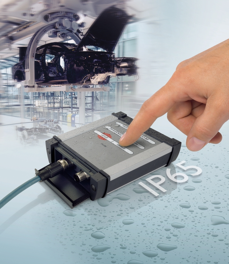 Szczelna obudowa typu Handheld idealnie nadaje się na wszelkiego typu panele operatorskie.