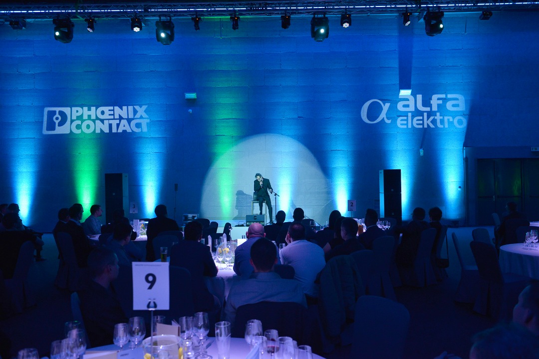 Uczestnicy mieli możliwość podzielenia się własnymi doświadczeniami i spostrzeżeniami również podczas wieczornego bankietu, którego znakomitą oprawę artystyczną zapewnił występ Andrzeja Poniedzielskiego. Uczestnicy mieli możliwość podzielenia się własnymi doświadczeniami i spostrzeżeniami również podczas wieczornego bankietu, którego znakomitą oprawę artystyczną zapewnił występ Andrzeja Poniedzielskiego.