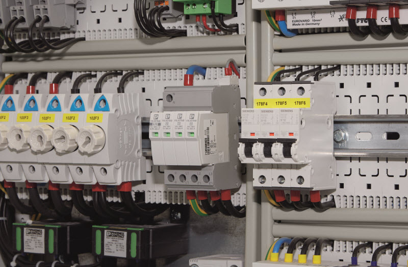 Rys. 3. Dzięki swoim niewielkim rozmiarom i szerokiemu zastosowaniu bez dodatkowego bezpiecznika ogranicznik przepięć Typu 2 może być stosowany dosłownie wszędzie.