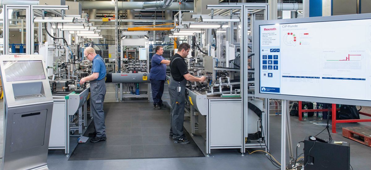 Na linii produkcyjnej w Homburgu firma Bosch Rexroth montuje ponad 200 różnych wariantów zaworów hydraulicznych przy użyciu jednej uniwersalnej linii produkcyjnej bez konieczności modyfikowania maszyn. Na linii produkcyjnej w Homburgu firma Bosch Rexroth montuje ponad 200 różnych wariantów zaworów hydraulicznych przy użyciu jednej uniwersalnej linii produkcyjnej bez konieczności modyfikowania maszyn.
