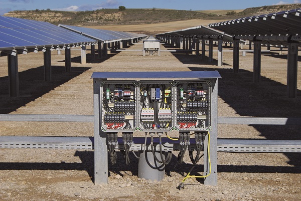 Wydajna instalacja polowa – skrzynka do podłączenia generatora musi wraz ze zintegrowanymi w niej elementami ochronnymi być odporna na czynniki pogodowe. Wydajna instalacja polowa – skrzynka do podłączenia generatora musi wraz ze zintegrowanymi w niej elementami ochronnymi być odporna na czynniki pogodowe.