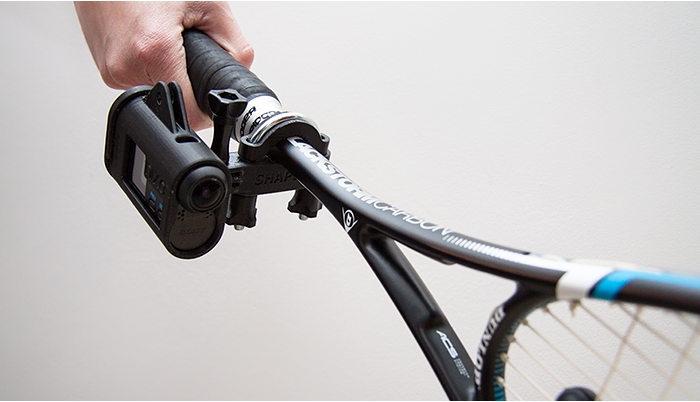 Uchwyty Nixa pozwalają na stabilne filmowanie po przymocowaniu do nietypowej powierzchni np. rakiety tenisowej Uchwyty Nixa pozwalają na stabilne filmowanie po przymocowaniu do nietypowej powierzchni np. rakiety tenisowej