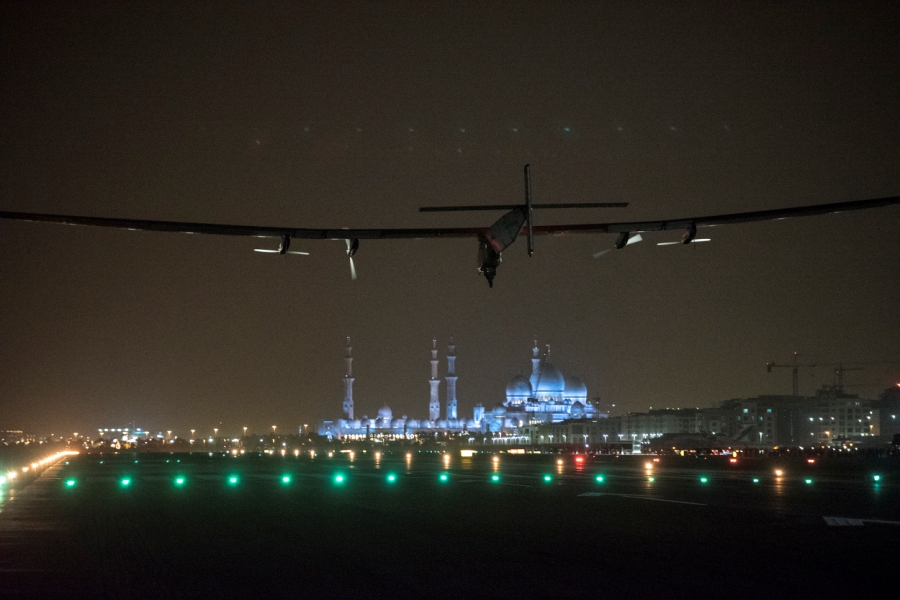 Po trwającym 48 godzin i 37 minut locie z Kairu, Solar Impulse wylądował w punkcie początkowym swojej podróży w Abu Zabi. po trwającym 48 godzin i 37 minut locie z Kairu, Solar Impulse wylądował w punkcie początkowym swojej podróży w Abu Zabi.