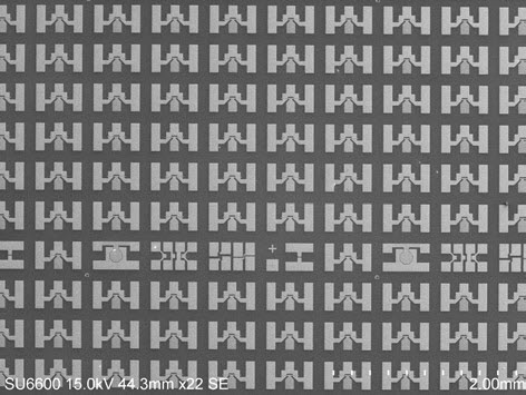 Rys. 1. Widok ogólny płytki z tranzystorami Fig. 1. The wafer with transistors