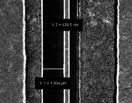 Rys. 5. Pomiar wymiarów krytycznych tranzystora. Odległość dren-bramka wynosi 1,9 μm, długość bramki 440 nm, odległość źródło bramka ok. 600 nm Fig. 5. Measurement of transistor critical dimensions S-D distance is 1.9 mm, gate length is 440nm, S-G distance is 600 nm
