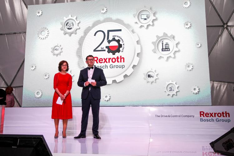 Wystąpienie zarządu firmy Bosch Rexroth Sp. z o.o. podczas gali jubileuszowej 25-lecia działalności firmy Bosch Rexroth na rynku polskim. Na zdjęciu: Marzenna Głozak-Krochmal, Dyrektor Finansowy oraz Thomas Ilkow, Dyrektor Generalny Bosch Rexroth Sp. z o.o.
