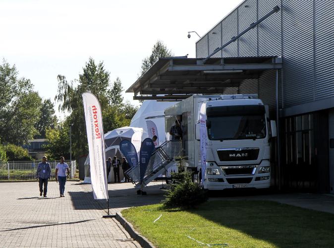 Dużym zainteresowaniem wśród uczestników konferencji cieszył się również specjalny TIR wystawowy. 