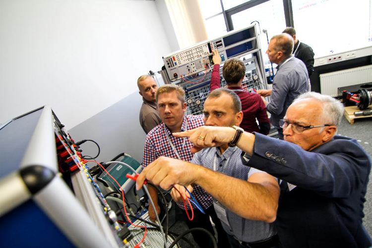 Uczestnicy konferencji technicznej wzięli udział w szeregu wykładów, ćwiczeń oraz szkoleń, w tym również w szkoleniach praktycznych na stanowiskach dydaktycznych Rexroth.