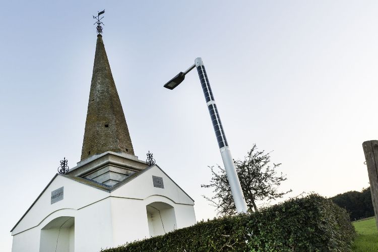 Słupy mogą magazynować energię słoneczną dzięki wykorzystaniu zintegrowanych cylindrycznych modułów słonecznych wraz z wbudowanymi akumulatorami Słupy mogą magazynować energię słoneczną dzięki wykorzystaniu zintegrowanych cylindrycznych modułów słonecznych wraz z wbudowanymi akumulatorami