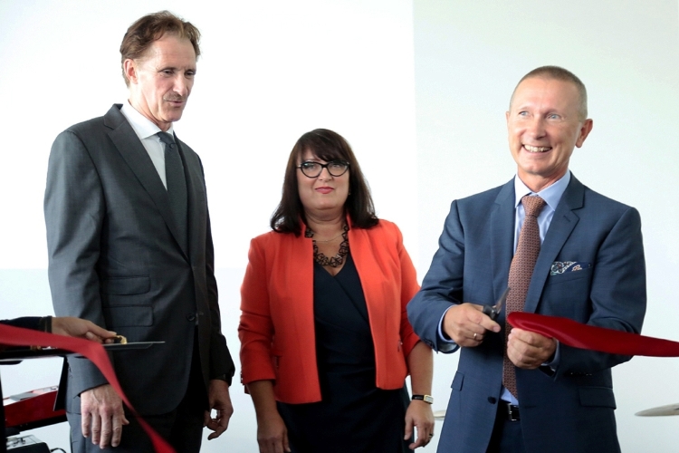 Uroczyste przecięcie wstęgi. Na zdjęciu (od lewej): przedstawiciel Hager Group - Chief Operating Officer Bertrand Schmitt, Daria Szczepańska, Jacek Lubecki. Fot: Hager Uroczyste przecięcie wstęgi. Na zdjęciu (od lewej): przedstawiciel Hager Group - Chief Operating Officer Bertrand Schmitt, Daria Szczepańska, Jacek Lubecki. Fot: Hager