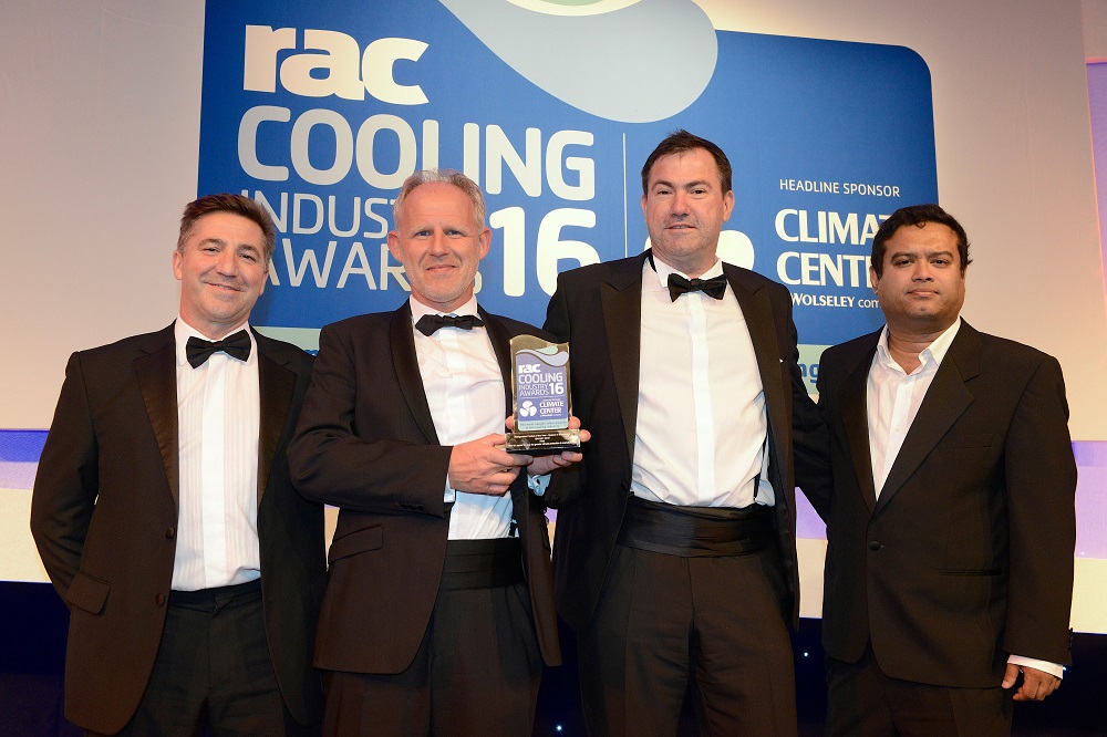 Steffen Wagner (drugi od lewej) i Jörg Knetsch (drugi od prawej) odebrali nagrodę dla Rittal. Z prawej strony na zdjęciu jest Paul Sinha, prowadzący galę angielski komik stand-uper, a po lewej Nigel Hillier, dyrektor zarządzający Carel UK