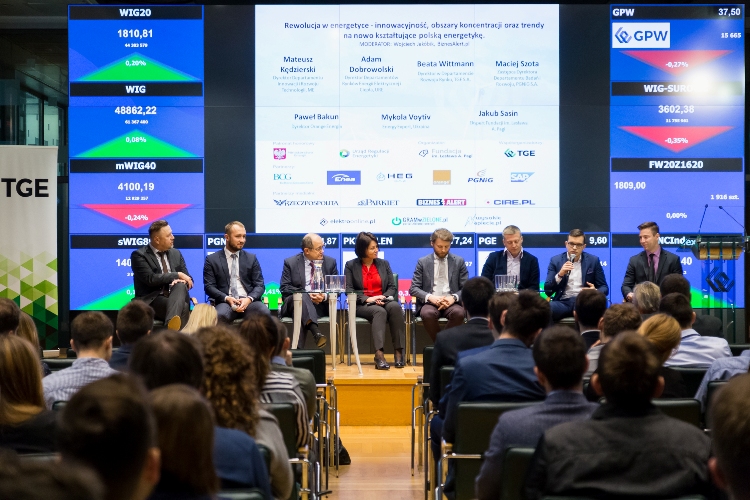 od lewej: Paweł Bakun - Dyrektor Orange Energia; Maciej Szota - Zastępca Dyrektora Departamentu Innowacji i Rozwoju Biznesu PGNiG, Adam Dobrowolski – Dyrektor Departamentu Rynków Energii Elektrycznej i Ciepła URE, Beata Wittmann – Dyrektor w Departamencie Rozwoju Rynku TGE; Mateusz Kędzierski – Dyrektor Departamentu Innowacji i Rozwoju Technologii w Ministerstwie Energii, Mykola Voytiv – Energy expert  Ukraina, Jakub Sasin – Ekspert Fundacji im. Lesława A. Pagi. 
