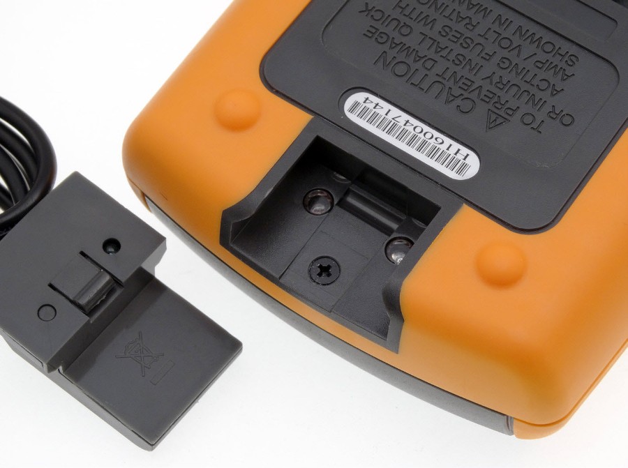 Optoizolowane złącze kabla interfejsu USB zamontowano na górze obudowy. Oprogramowanie uruchomione na komputerze PC pełni funkcję loggera wyników pomiarów. Optoizolowane złącze kabla interfejsu USB zamontowano na górze obudowy. Oprogramowanie uruchomione na komputerze PC pełni funkcję loggera wyników pomiarów. Umożliwia tym samym obserwowanie i wyznaczanie trendów.