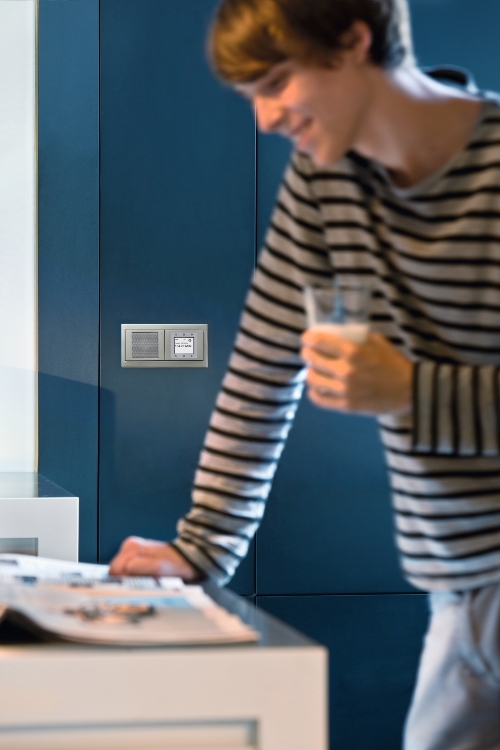 Berker Radio Touch to kompaktowe urządzenie, pozwalające cieszyć się krystalicznie czystym dźwiękiem w każdym miejscu Twojego mieszkania.