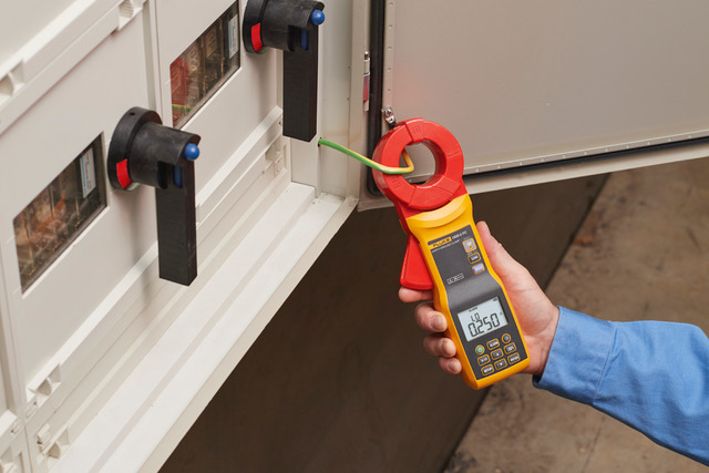 Nowy miernik umożliwia wykonywanie pomiarów bez odłączania uziomu od instalacji uziemiającej