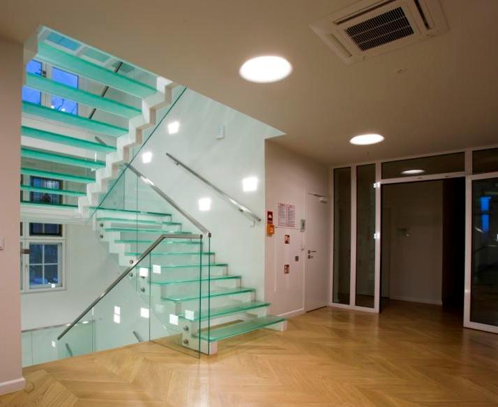Wbudowane w szklaną klatkę schodową oprawy Systemu ERA LED stworzyły wyjątkową, nowoczesną kompozycję oprawy Systemu ERA LED