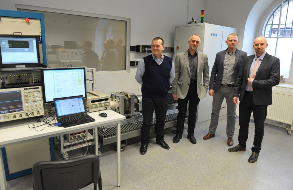 Naukowcy z Katedry Elektroenergetyki i Napędów Elektrycznych: dr inż. Marcin Wardach (L), kierownik katedry elektroenergetyki i napędów elektrycznych wydziału Elektrycznego Zachodniopomorskiego Uniwersytetu Technologicznego prof. Ryszard Pałka (2L), dr inż. Michał Bonisławski (2P) i dr inż. Piotr Paplicki (P). Naukowcy z Katedry Elektroenergetyki i Napędów Elektrycznych: dr inż. Marcin Wardach (L), kierownik katedry elektroenergetyki i napędów elektrycznych wydziału Elektrycznego Zachodniopomorskiego Uniwersytetu Technologicznego prof. Ryszard Pałka (2L), dr inż. Michał Bonisławski (2P) i dr inż. Piotr Paplicki (P).