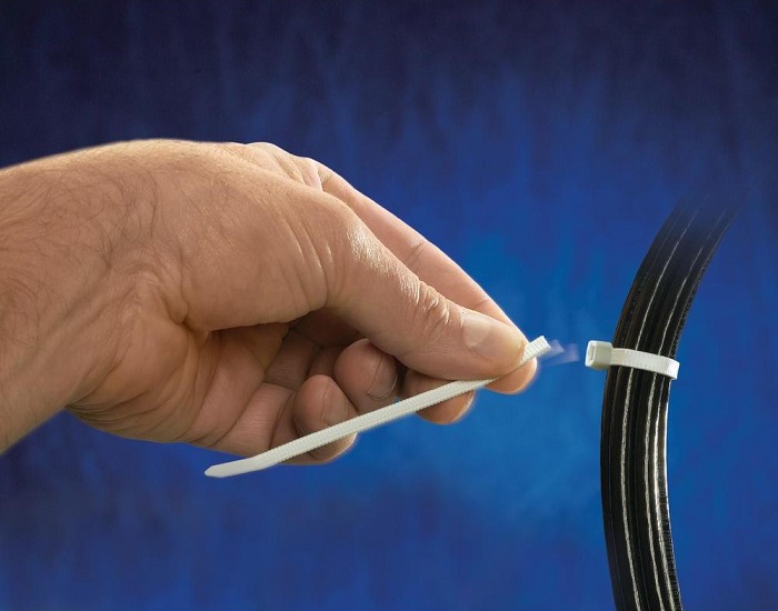 Opaska posiada nacięcia boczne, które umożliwiają oderwanie paska blisko główki, dzięki czemu nie ma niebezpieczeństwa pozostawienia ostrych krawędzi. Opaska posiada nacięcia boczne, które umożliwiają oderwanie paska blisko główki, dzięki czemu nie ma niebezpieczeństwa pozostawienia ostrych krawędzi.