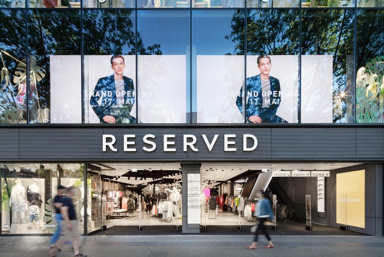 Jednym z ostatnio otwartych obiektów Reserved, w którym wdrożono to spektakularne rozwiązanie techniczne, jest flagowy salon w prestiżowej dzielnicy Berlina.