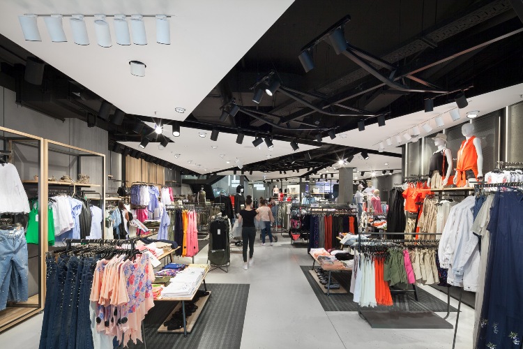 W salonach Reserved wprowadzony został również system automatycznego zarządzania oświetleniem, który poza godzinami otwarcia sklepu ogranicza oświetlenie główne o 70%.