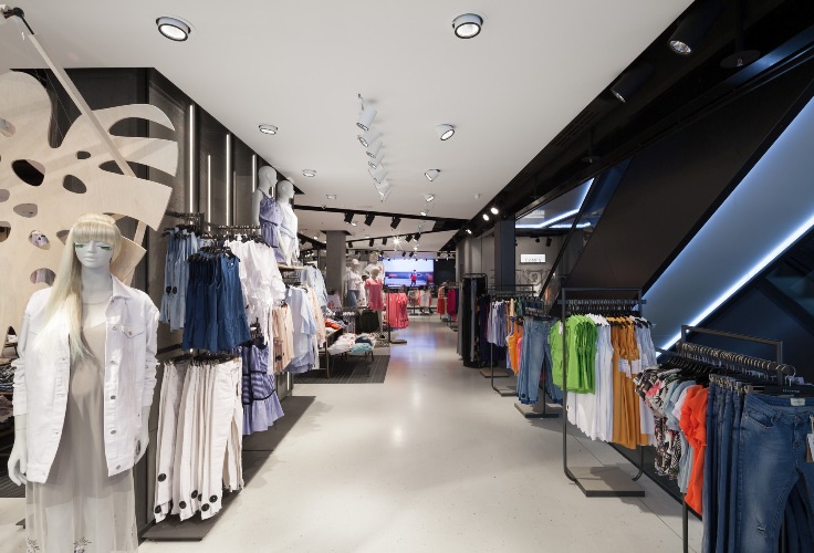 Wykorzystanie LED-ów to element nowego, szerszego konceptu projektowania salonów w duchu Open to Public, podkreślającego odmłodzony wizerunek marki. To m.in. transparentne witryny, ekrany multimedialne oraz lekkie, mobilne meble eksponujące kolekcję flagowej marki należącej do LPP.