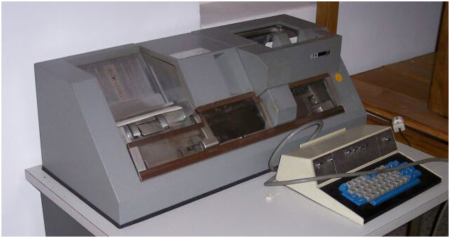 Stanowisko do dziurkowania kart służących jako nośniki danych