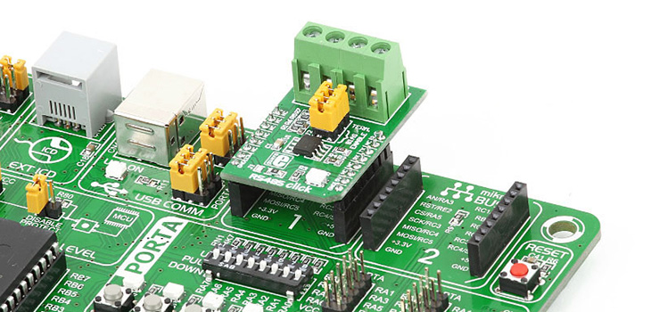 Zdj. 3. 2 złącza mikroBUS™ z zamontowaną płytką click board™.