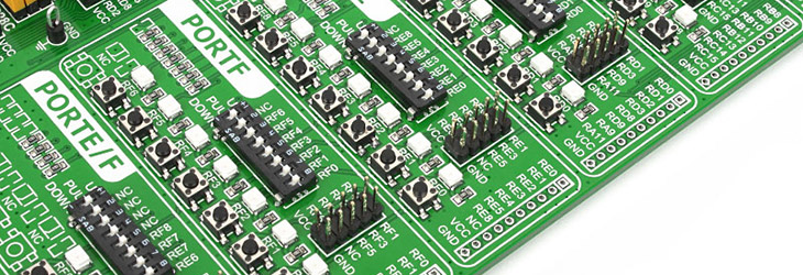 Zdj. 4. Przełączniki trzypozycyjne do wymuszania stanów logicznych, wyprowadzenia portów mikrokontrolera oraz przyciski i diody LED.