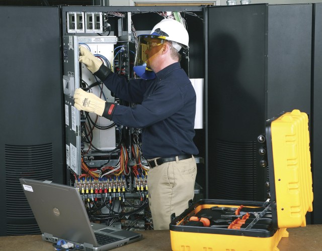 W jaki sposób wybrać odpowiednią metodę serwisowania zasilacza UPS? W jaki sposób wybrać odpowiednią metodę serwisowania zasilacza UPS?