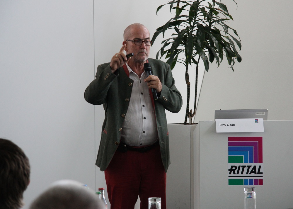 „Na pierwszym planie postawiliśmy dialog między klientami a ekspertami, ponieważ cyfryzacją ciągle jeszcze budzi niepewność i prowokuje liczne pytania” mówi Christian Ludwig, wiceprezes ds. sprzedaży IT w Rittal i prowadzący Dni Praktyki IT Rittal. „Na pierwszym planie postawiliśmy dialog między klientami a ekspertami, ponieważ cyfryzacją ciągle jeszcze budzi niepewność i prowokuje liczne pytania” mówi Christian Ludwig, wiceprezes ds. sprzedaży IT w Rittal i prowadzący Dni Praktyki IT Rittal.