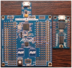  Rys.7b. Zestawienie zestawów uruchomieniowych ATtiny817 Xplained MINI (po lewej) oraz ATtiny104 Xplained Nano - ATtiny104-XNANO (po prawej)