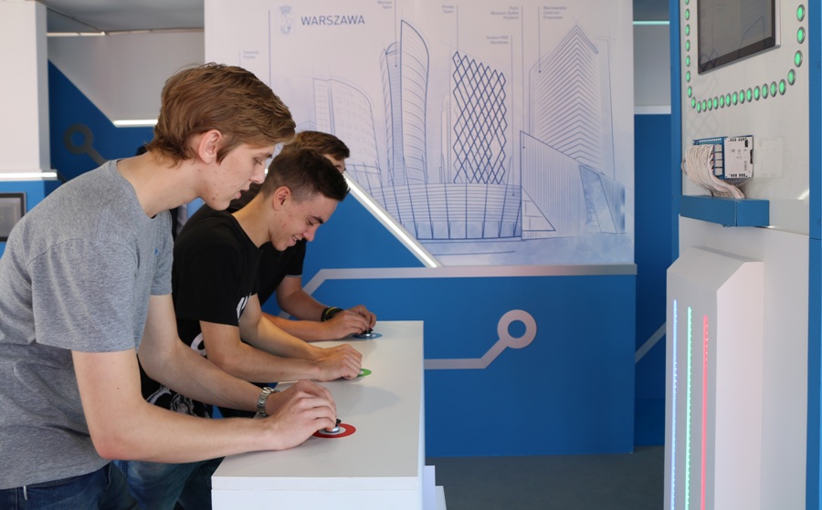 Premierowe komponenty zostały dodatkowo zastosowane w atrakcji dla zwiedzających – grze zręcznościowej, która rozbudziła ducha rywalizacji wśród uczestników targów. Premierowe komponenty zostały dodatkowo zastosowane w atrakcji dla zwiedzających – grze zręcznościowej, która rozbudziła ducha rywalizacji wśród uczestników targów.