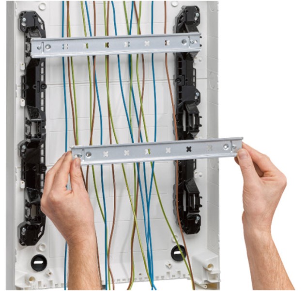 Rozdzielnica posiada dużą przestrzeń na prowadzenie przewodów oraz kilka systemów ich mocowania