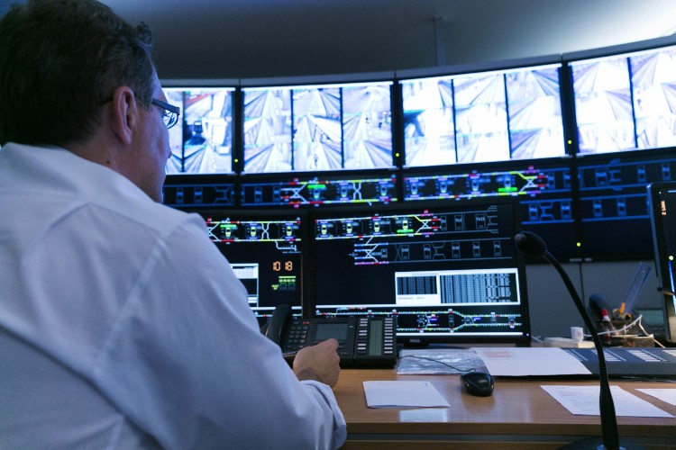 Praca operatora w Centralnej Dyspozytorni metra Praca operatora w Centralnej Dyspozytorni metra
