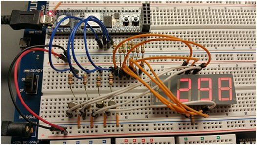 fot. 4 W licznik modulo 10k z zewnętrznym obwodem sterownika analogowego.