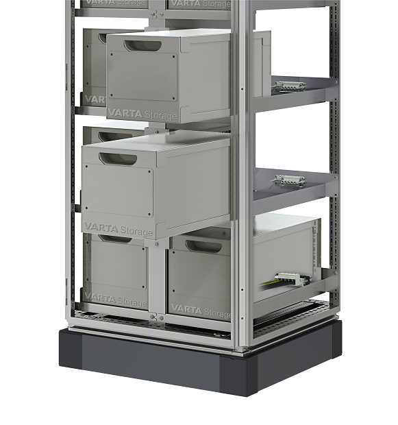 Fot. 1 Przykład systemu typu rack – VARTA Storage.  Zapewnia ekspresową wymianę pakietu akumulatorów, bez konieczności przerywania ich pracy. Połączenia wykonywane są automatycznie po dosunięciu kasety do tylnej ściany szafy. 